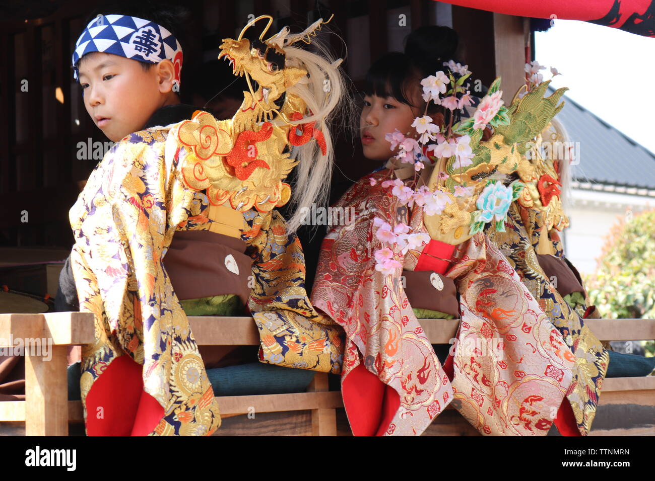 Bambini giapponesi in costumi tradizionali a cavallo su galleggianti al festival Inuyama Foto Stock