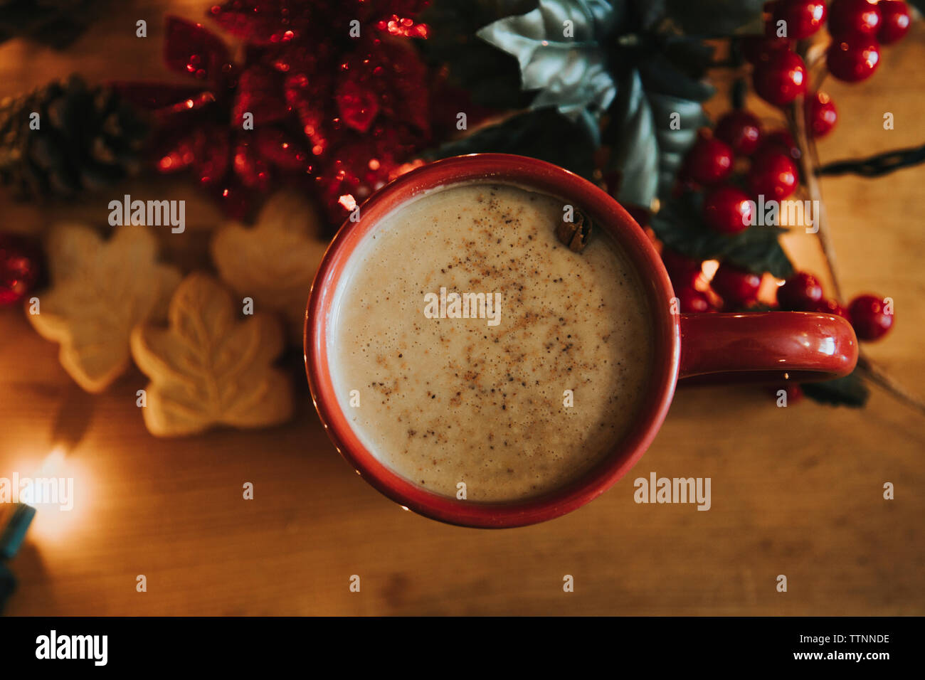 Vista dall'alto della cioccolata calda con decorazioni natalizie sul tavolo Foto Stock