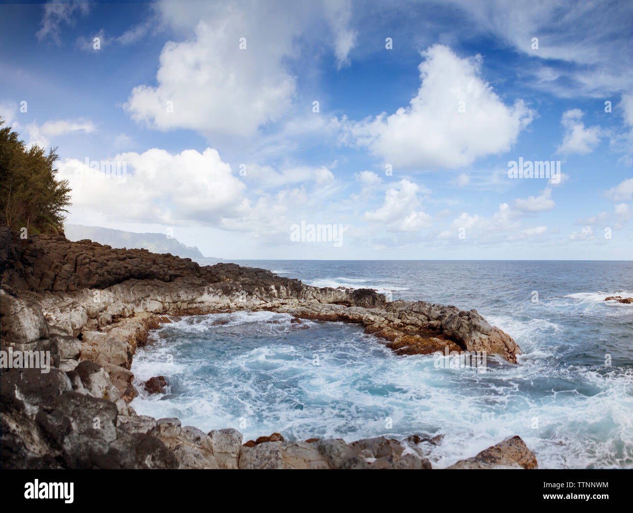 Le formazioni rocciose di mare contro il cielo nuvoloso Foto Stock