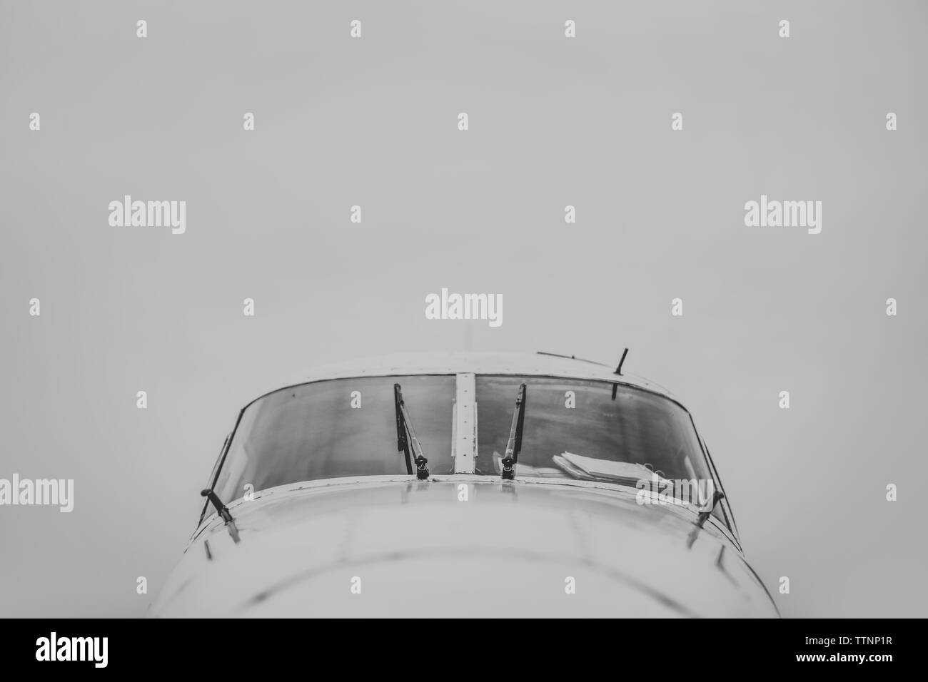 Aeroplano che vola nel cielo durante la nebbia meteo Foto Stock