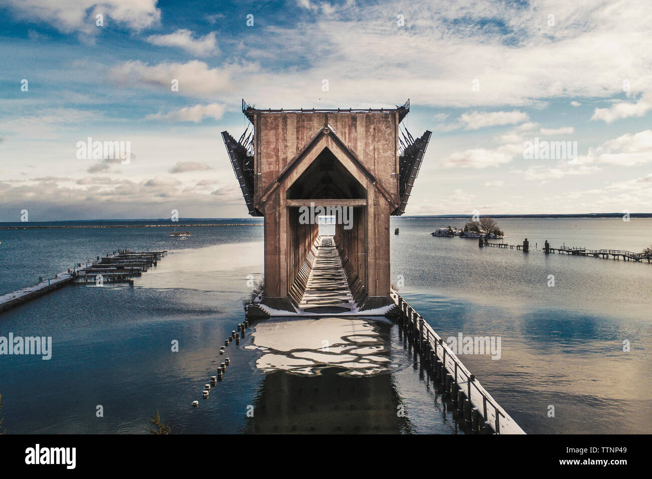 Dock di minerale dal Lago Superiore contro il cielo nuvoloso durante il periodo invernale Foto Stock