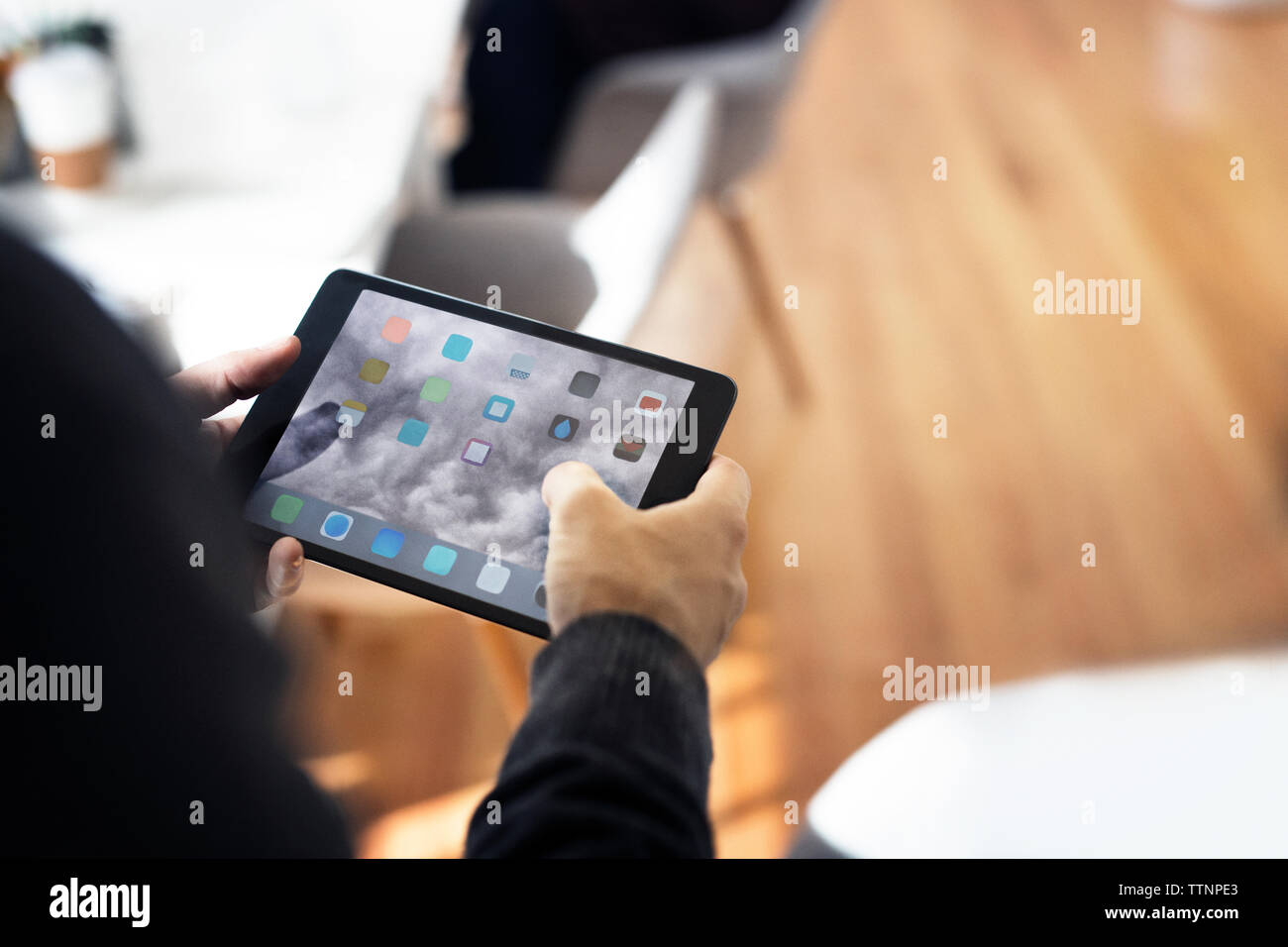Immagine ritagliata di imprenditore con tavoletta digitale in ufficio Foto Stock