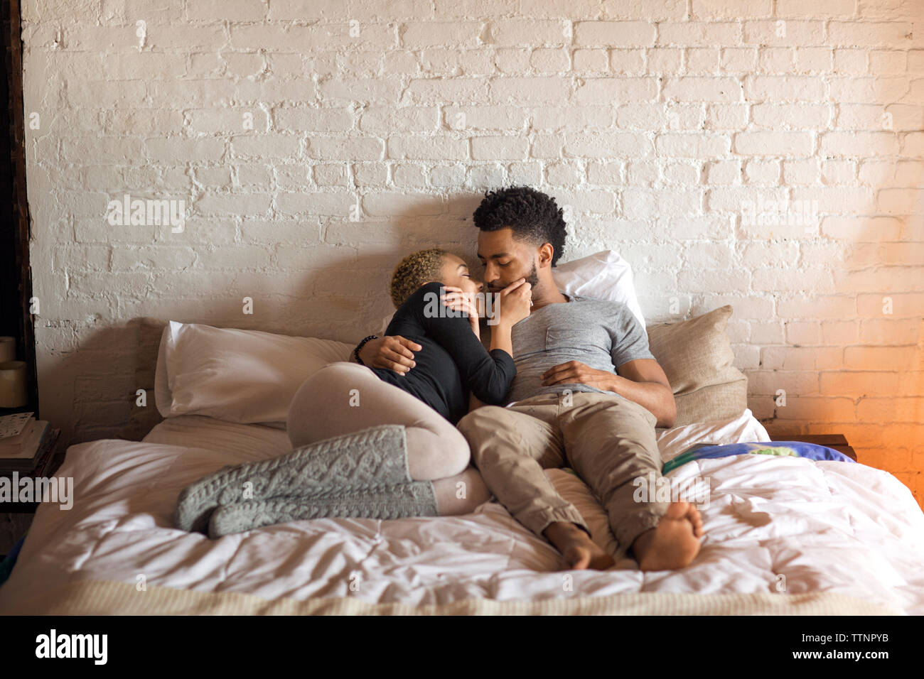 Affettuosa giovane trascorrere del tempo di qualità in camera da letto Foto Stock