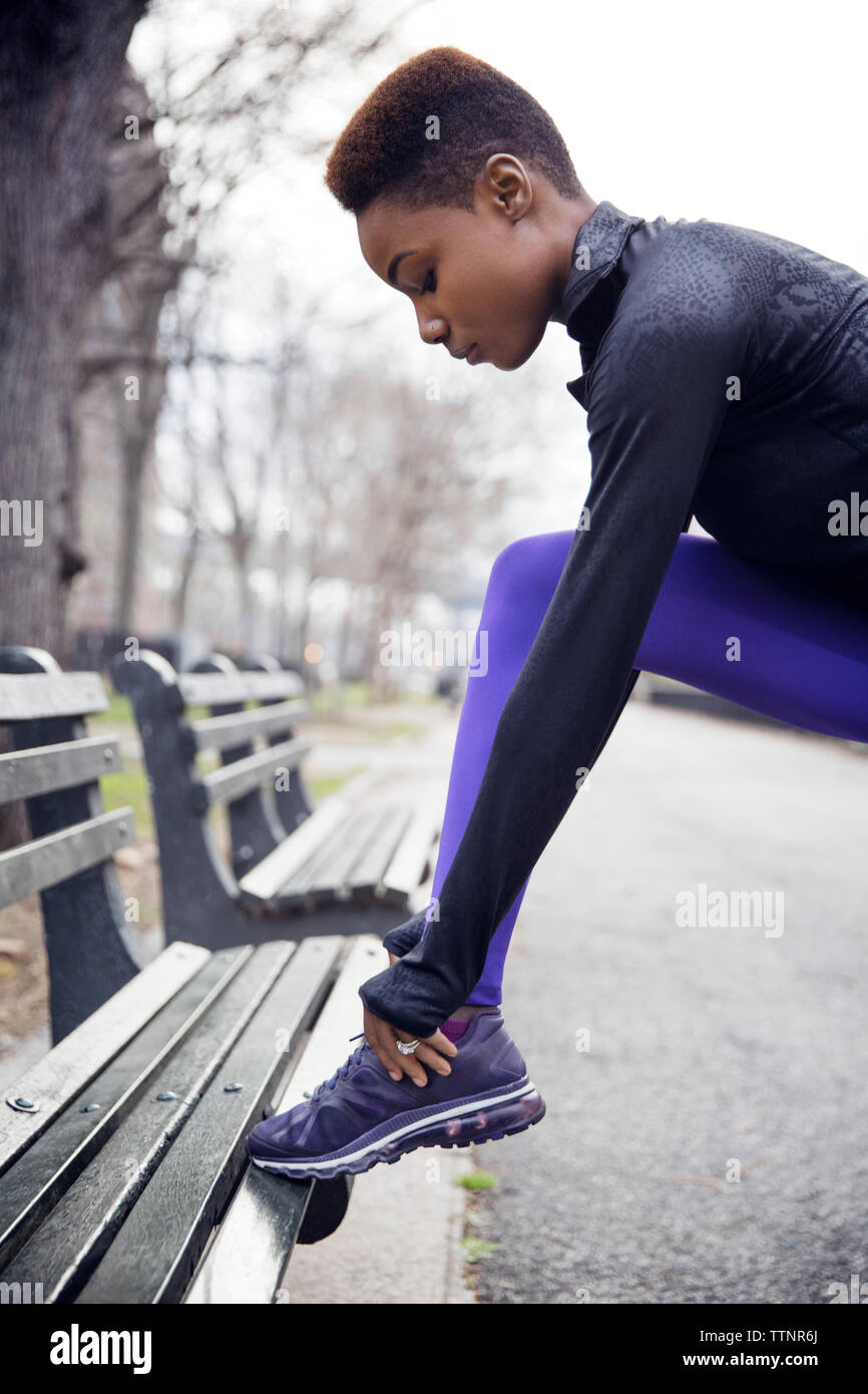 Vista laterale di sportivo da donna che indossa calzatura in posizione di parcheggio Foto Stock