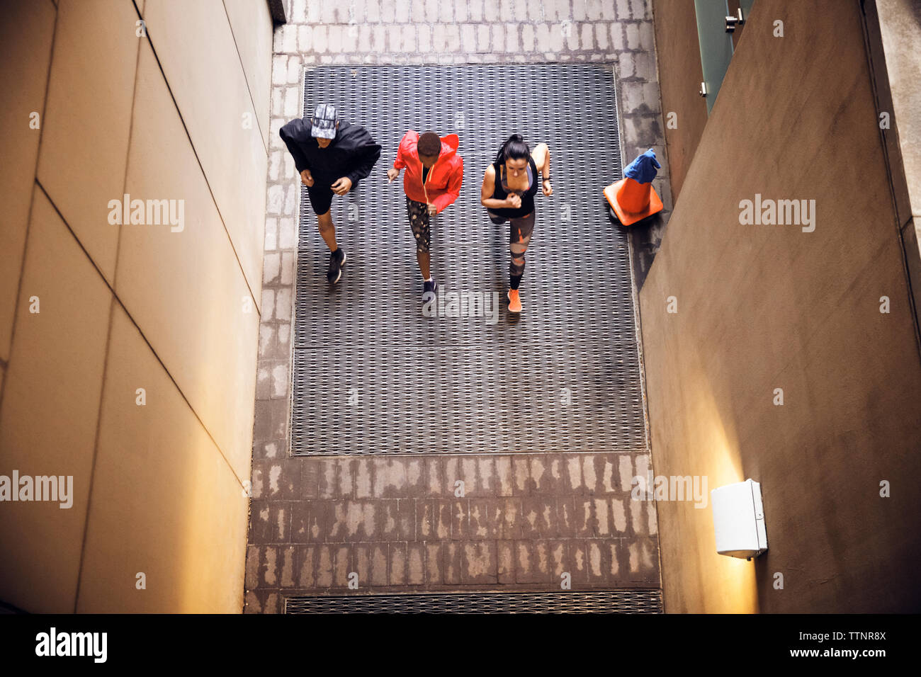 Vista aerea del multi-etnico atleti in esecuzione su sentiero Foto Stock