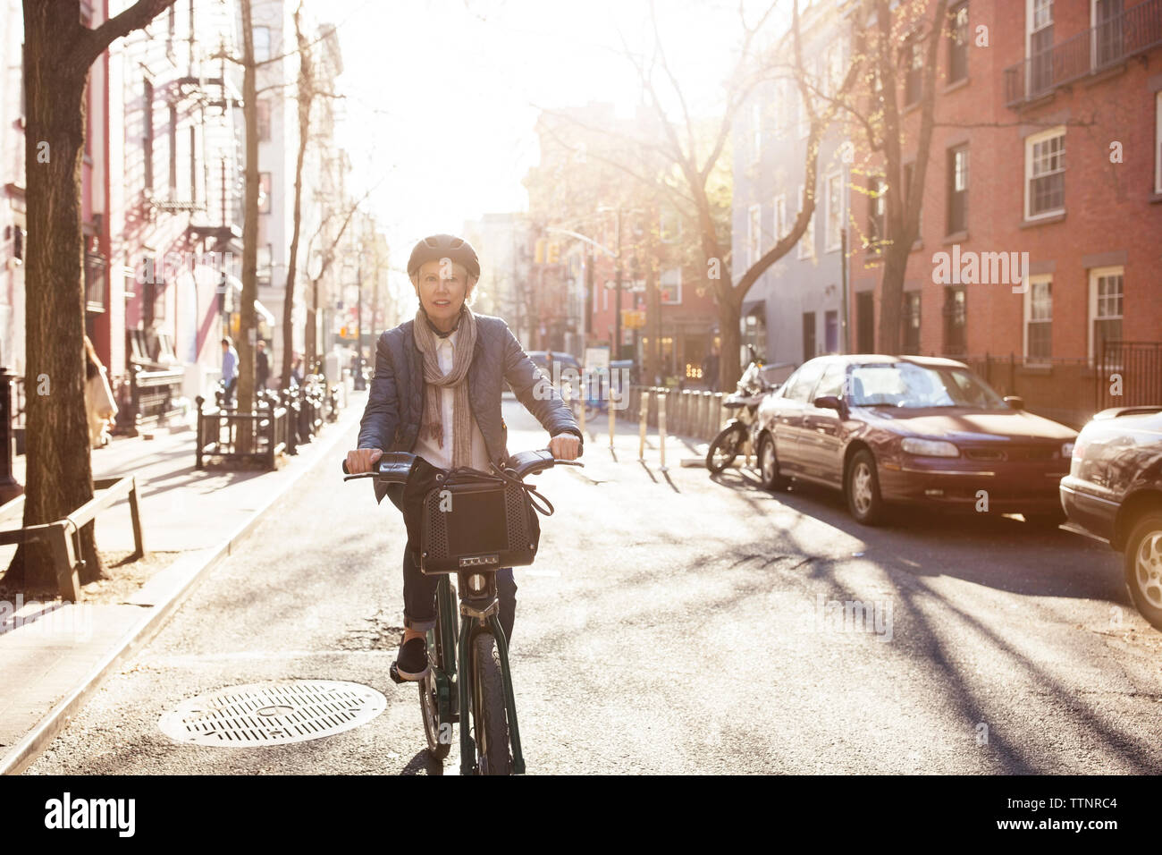 Senior donna Bicicletta Equitazione su strada Foto Stock