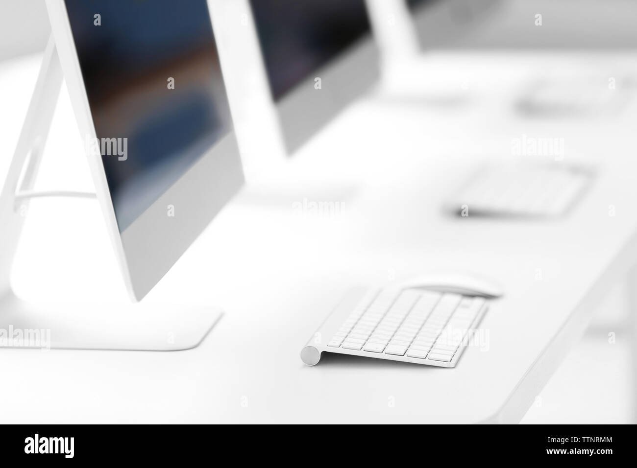 I computer moderni in ufficio Foto Stock