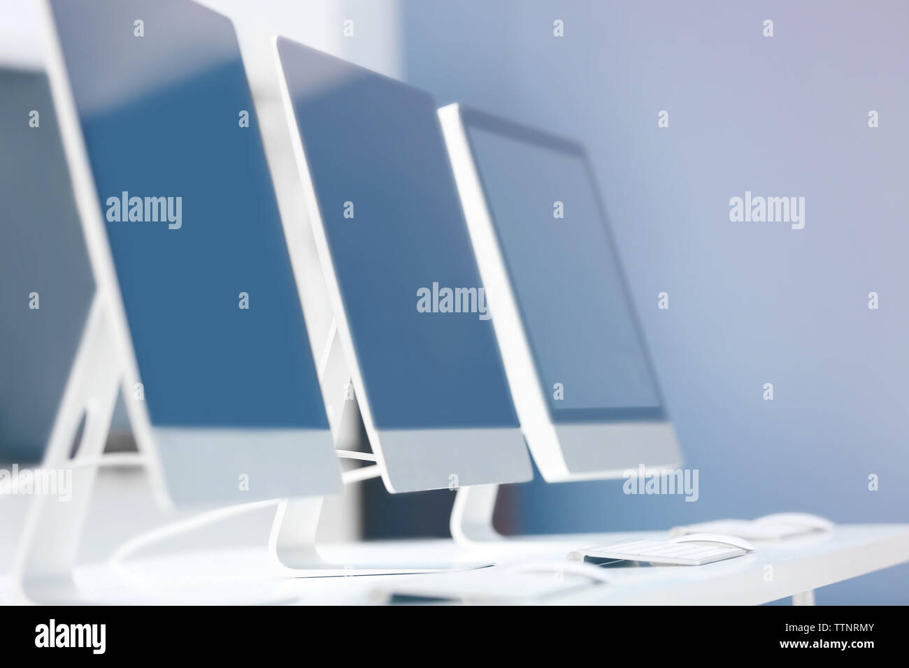 I computer moderni in ufficio Foto Stock