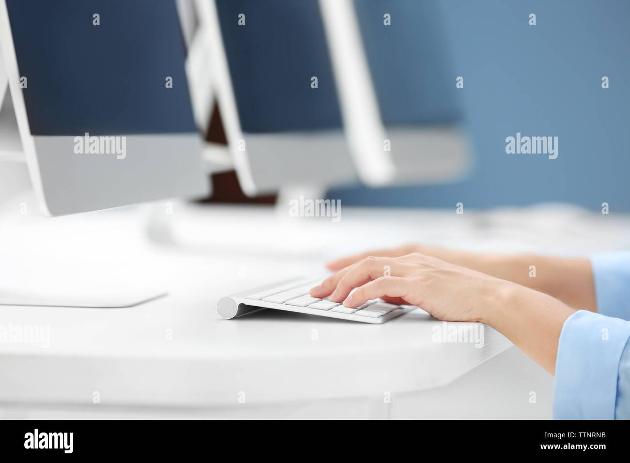 Donna al lavoro su un ufficio moderno computer Foto Stock