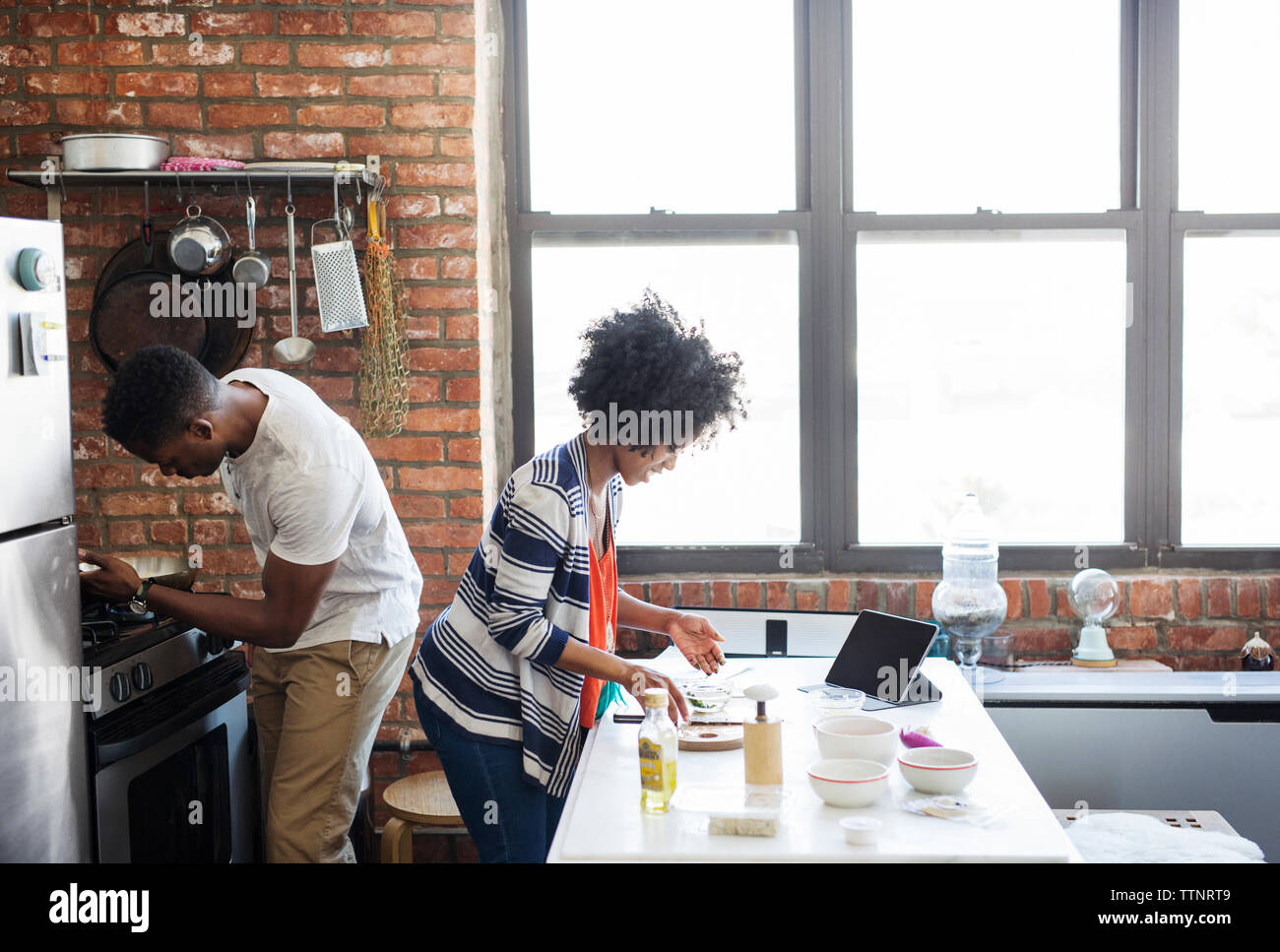 Coppia felice la cottura di cibi a casa Foto Stock