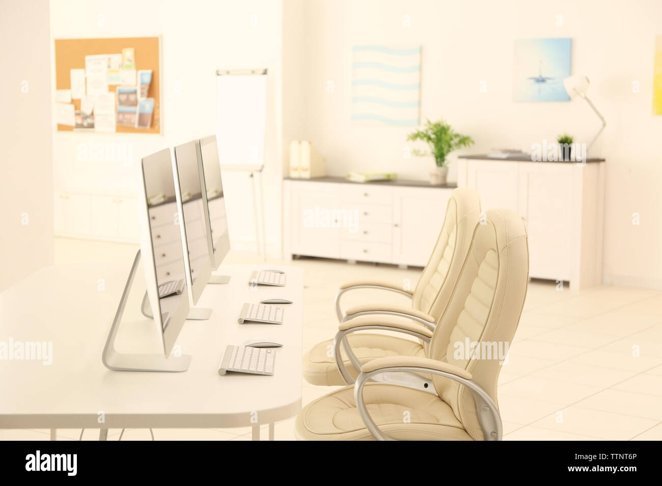 I computer moderni in ufficio Foto Stock