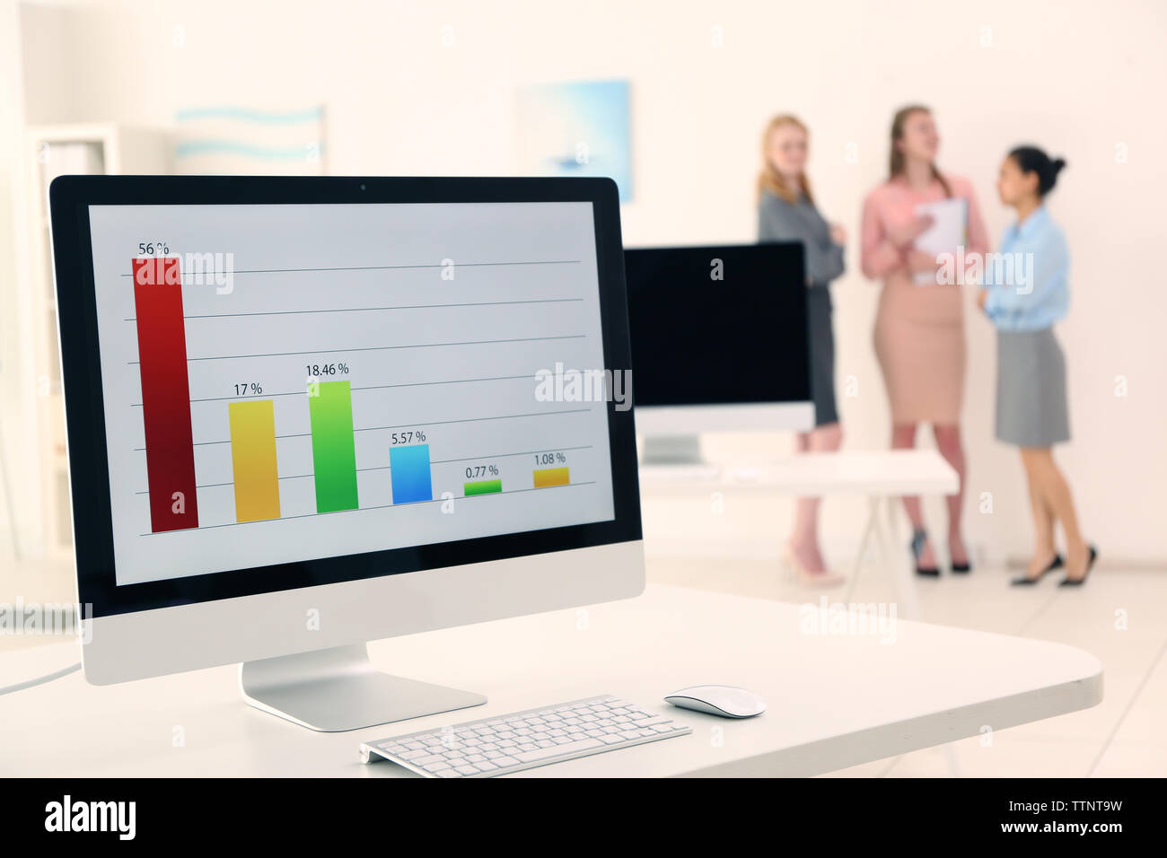 I computer moderni e imprenditrici alla riunione Foto Stock