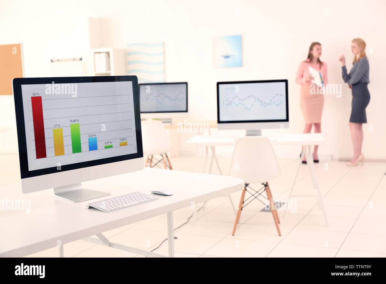 I computer moderni e imprenditrici alla riunione Foto Stock