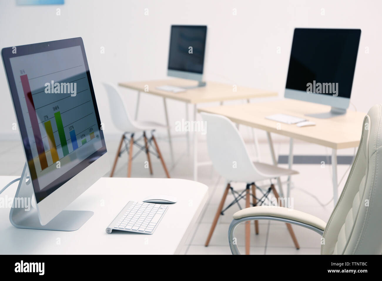 I computer moderni in ufficio Foto Stock