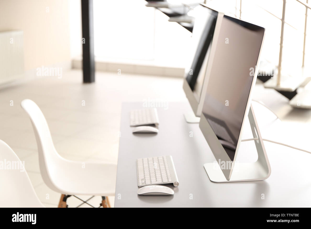 I computer moderni in ufficio Foto Stock