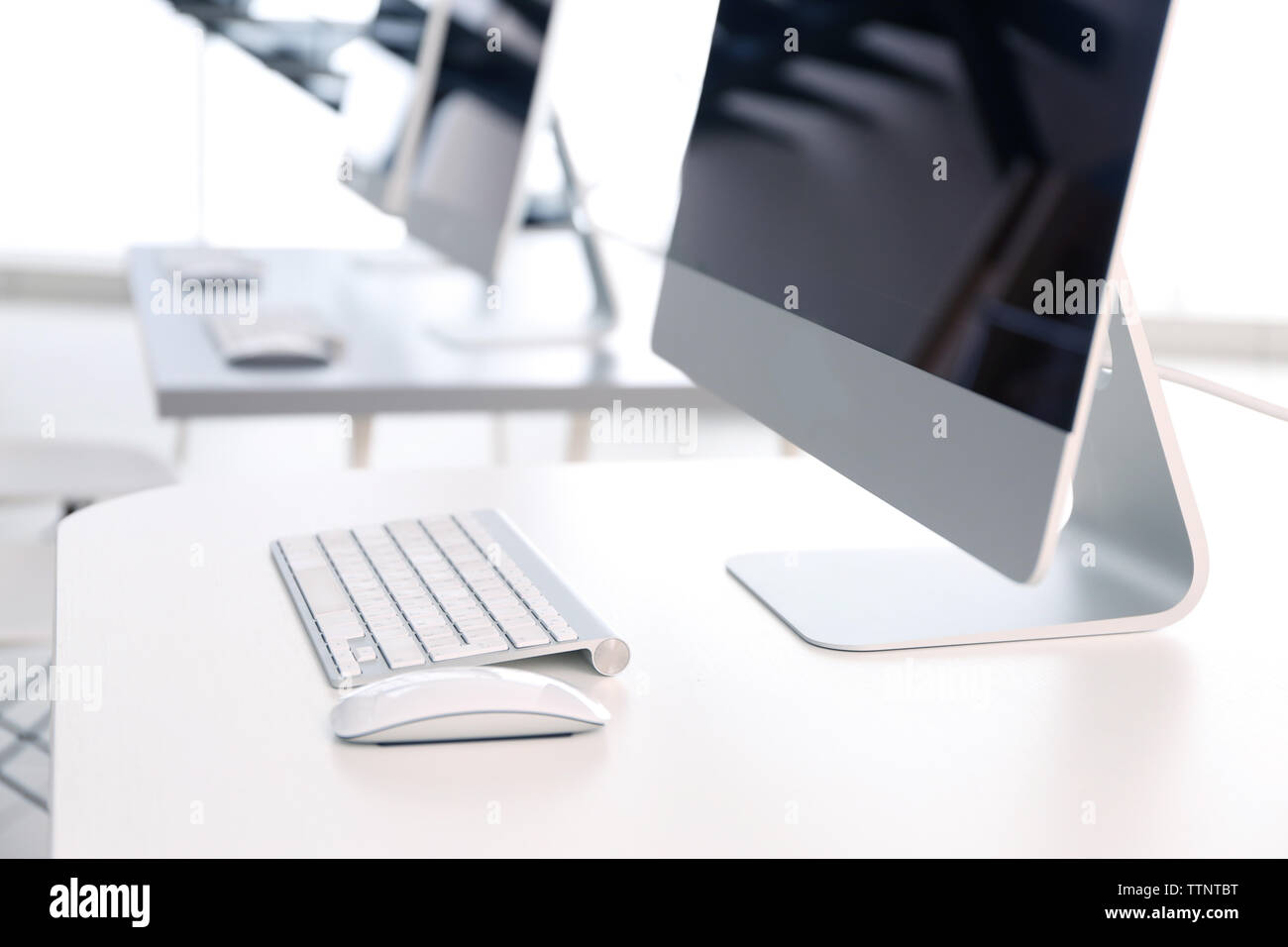 I computer moderni in ufficio Foto Stock