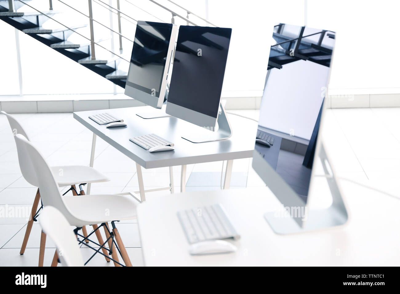 I computer moderni in ufficio Foto Stock