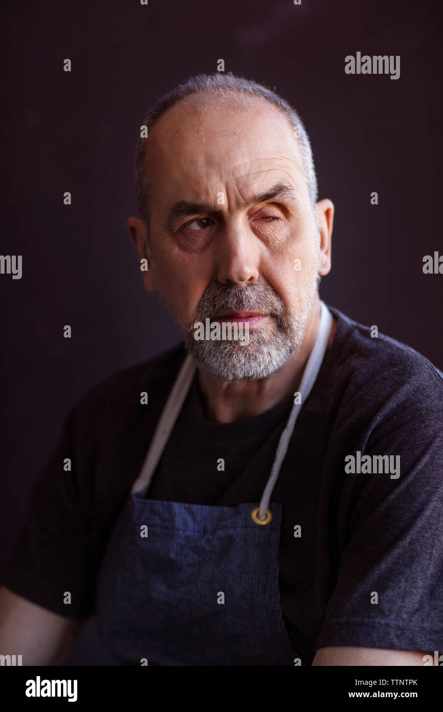 Close-up di artista senior in officina Foto Stock