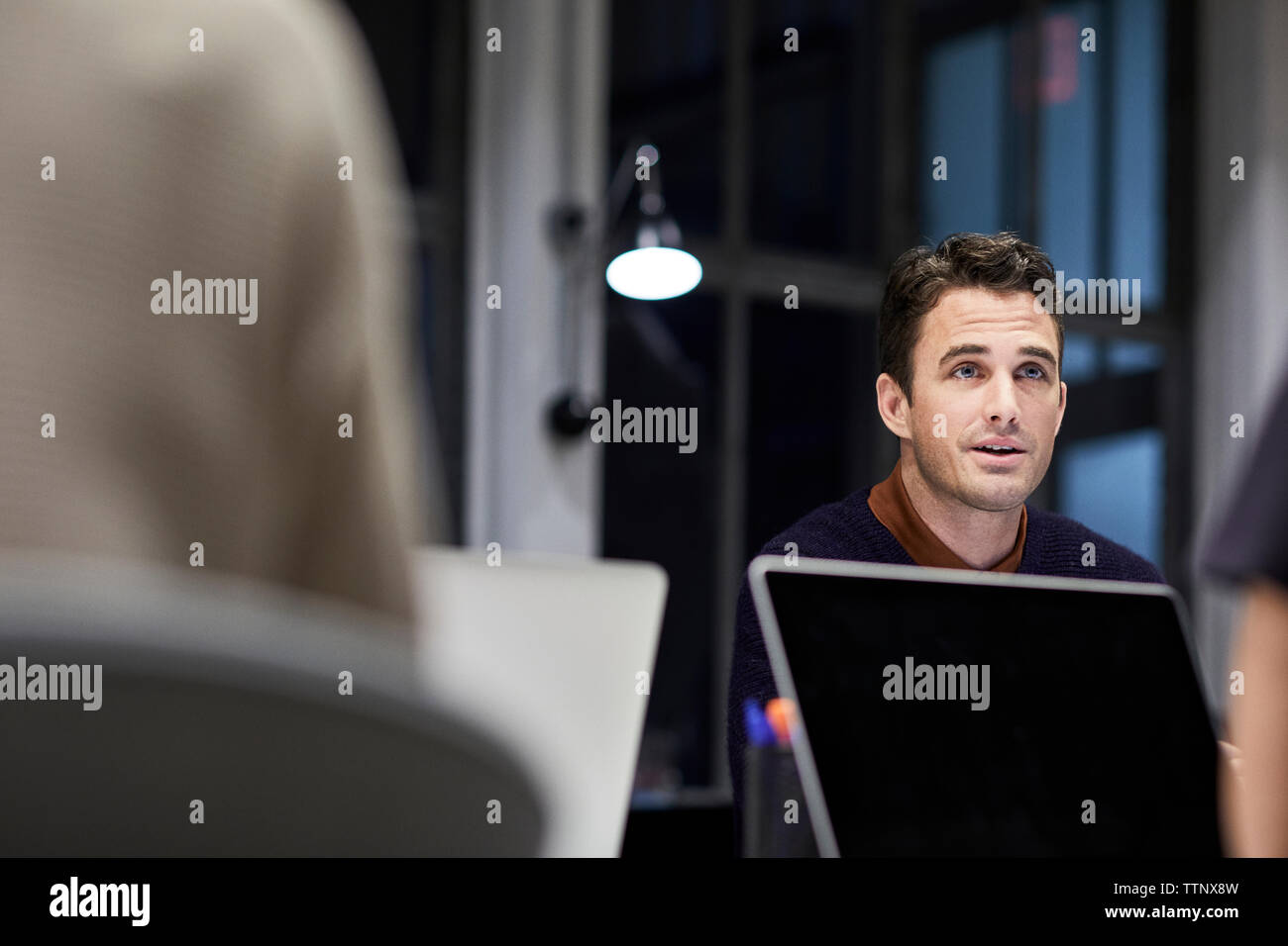 uomo d'affari che condivide idee durante un incontro all'ufficio creativo Foto Stock