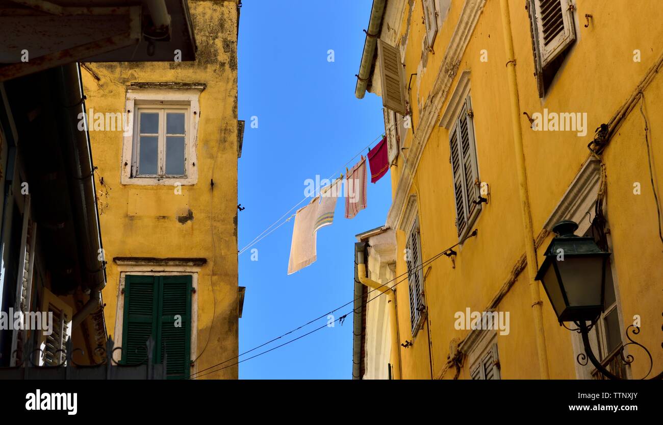 Corfù città vecchia edifici,biancheria stesa ad asciugare,su una linea di lavaggio,sospeso tra edifici,Kerkyra,Grecia,isole greche,Isole Ionie Foto Stock