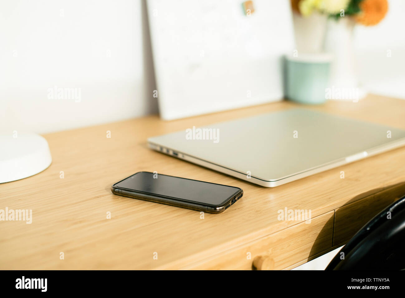 Angolo di alta vista di computer laptop con telefono cellulare sulla scrivania di legno in office Foto Stock