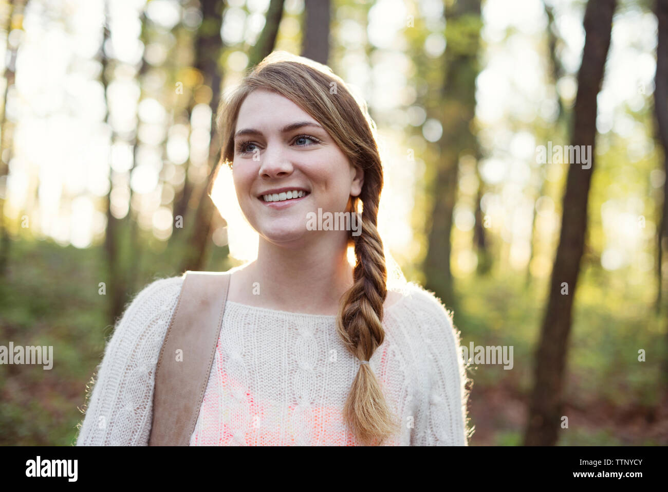 Felice bella donna nella foresta Foto Stock