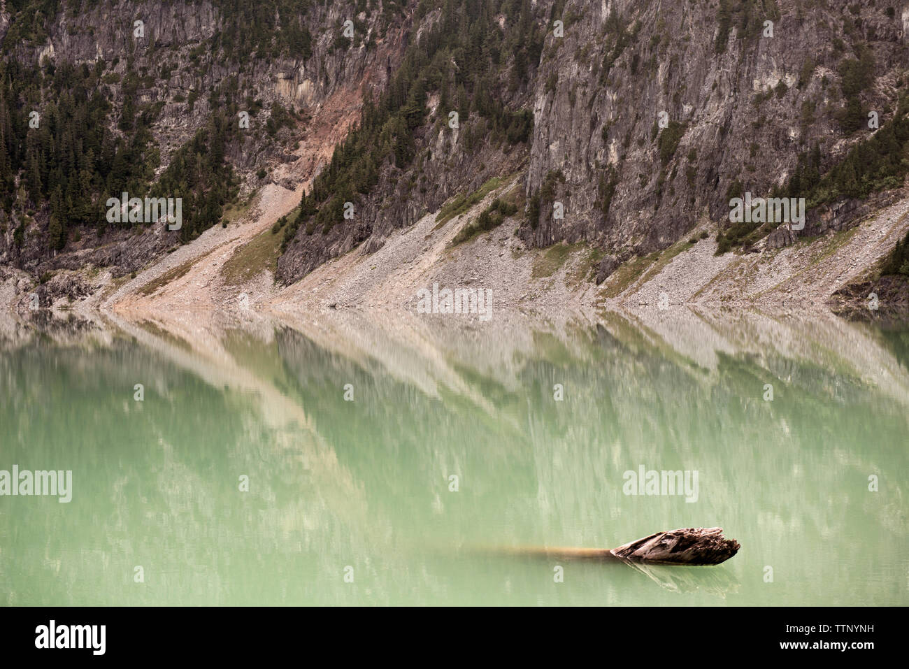 Flottante in legno a Blanca Lago contro le montagne Foto Stock