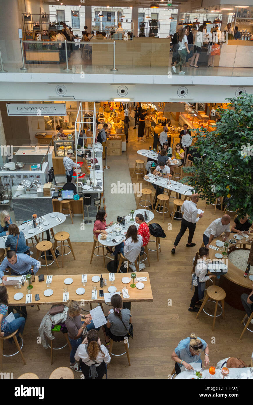 Parigi, Francia, Vista Aerea, persone all'interno Italian Food Court, il negozio e il ristorante BIstro nel Marais, Eataly Foto Stock