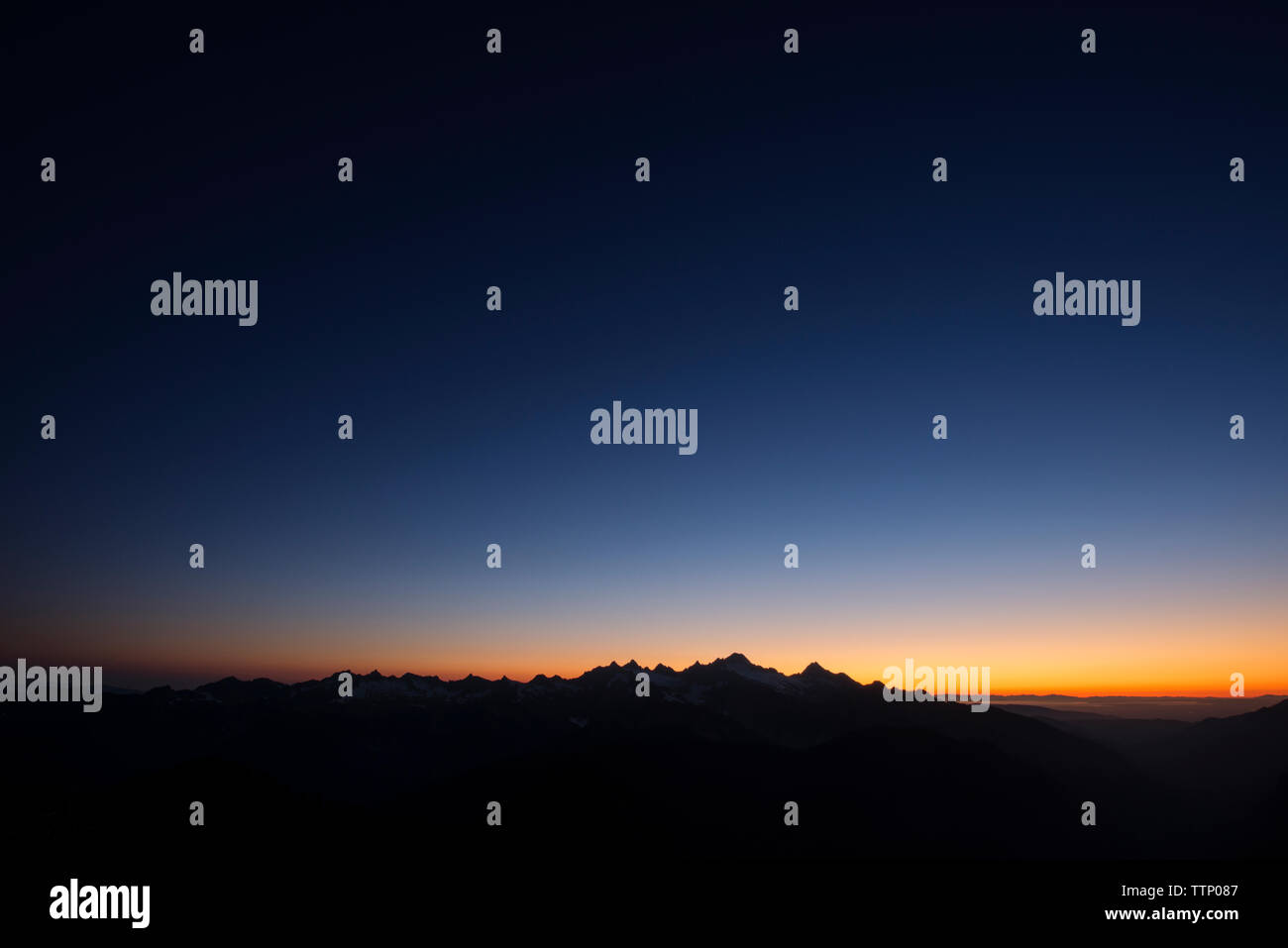 Silhouette montagne contro il cielo chiaro di notte Foto Stock