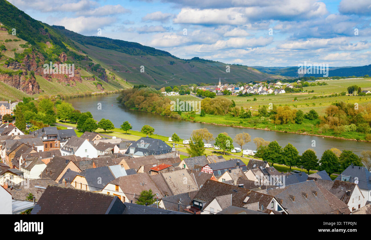 Il fiume Mosella con il villaggio Urzich e sullo sfondo il borgo Erden in un pomeriggio soleggiato. Renania-palatinato, Germania. Foto Stock