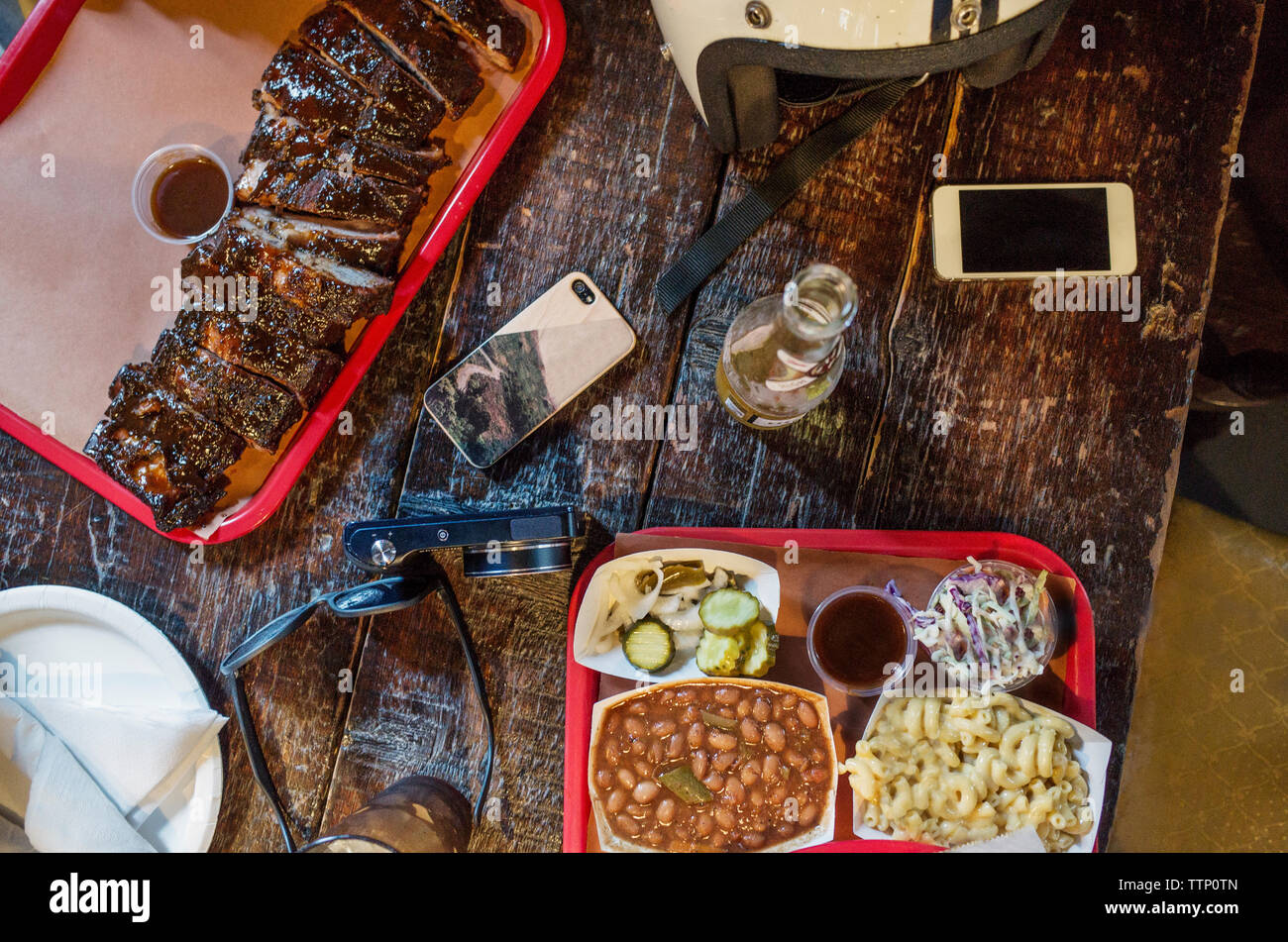 Vista aerea del cibo servito su un tavolo di legno Foto Stock