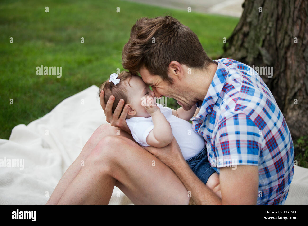 Padre Felice giocando con la figlia in cantiere Foto Stock