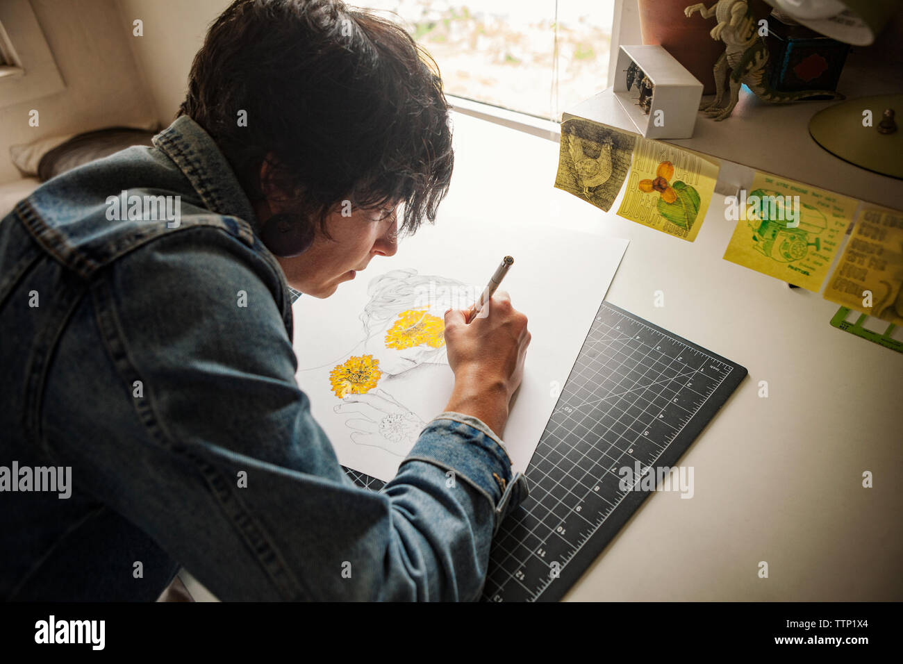 Angolo alto vista dell artista femminile disegno sulla carta Foto Stock