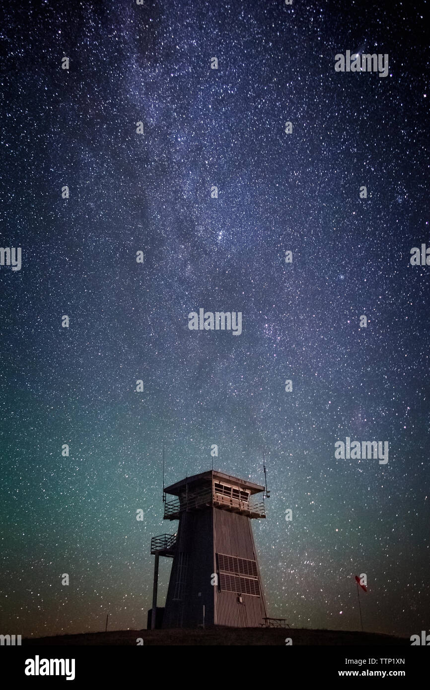 La torre contro campo stella di notte Foto Stock