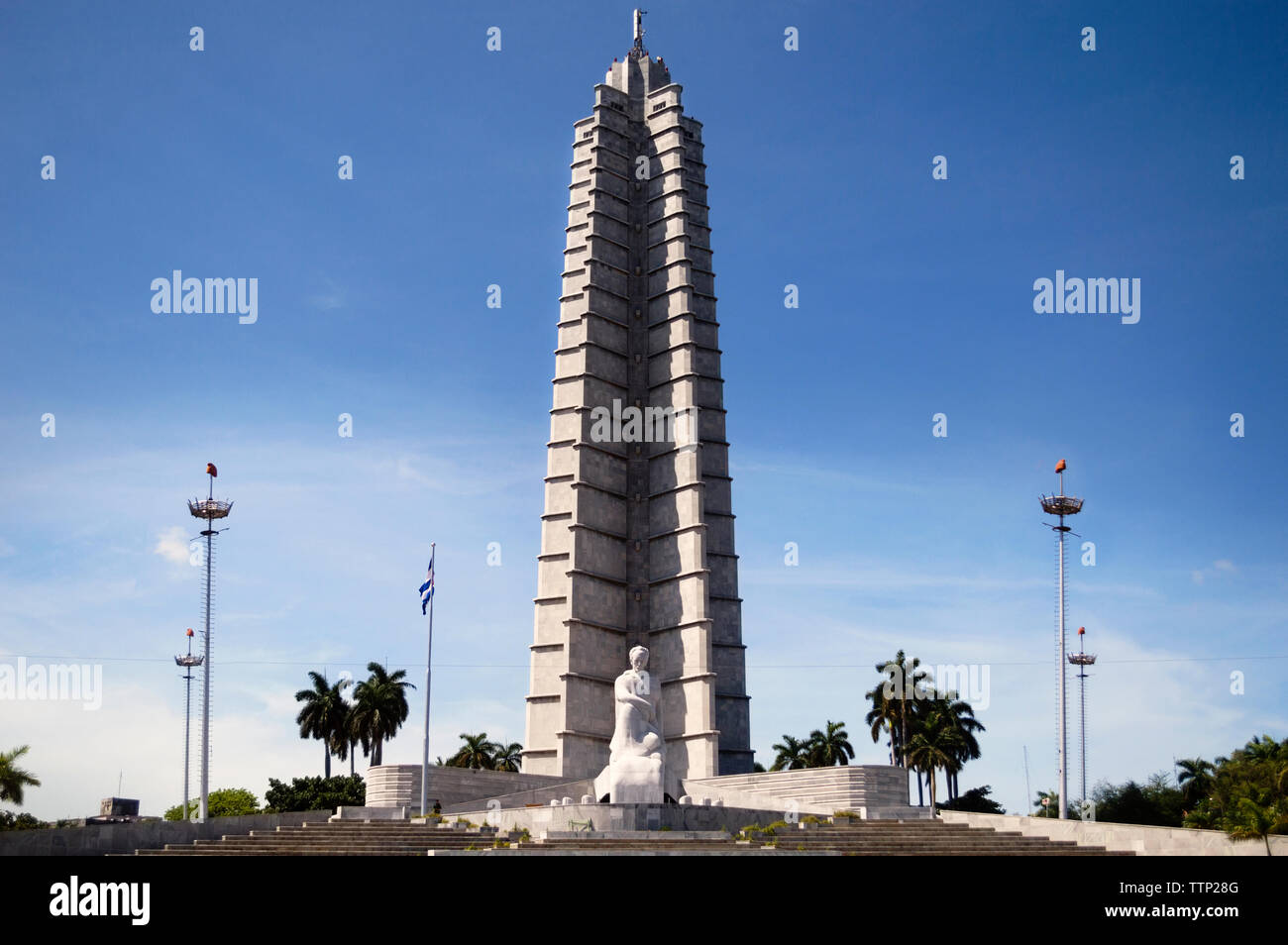 Basso angolo di visione del Memorial Jose Marti contro il cielo blu Foto Stock