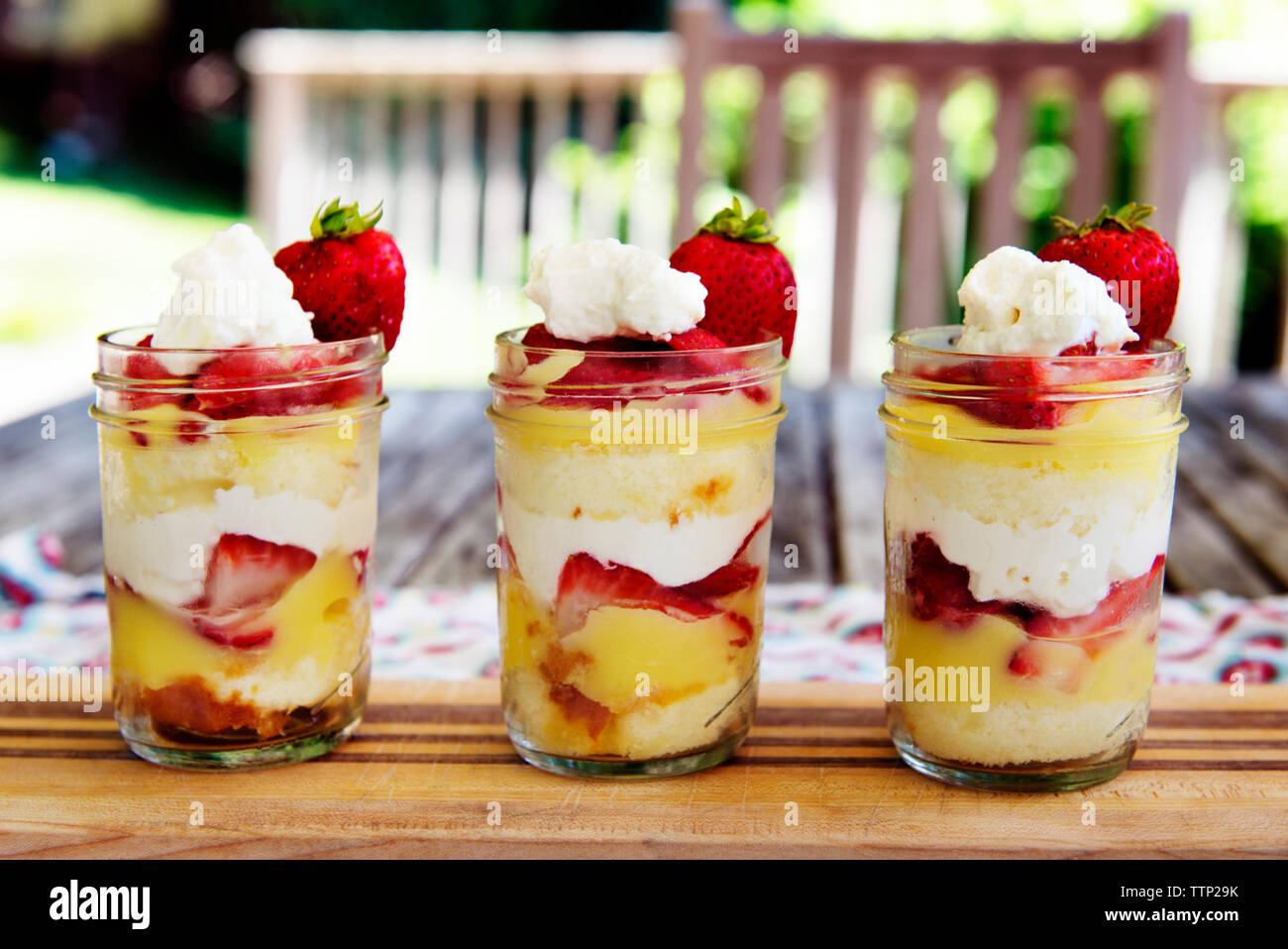 Fragola parfaits sul tavolo runner Foto Stock