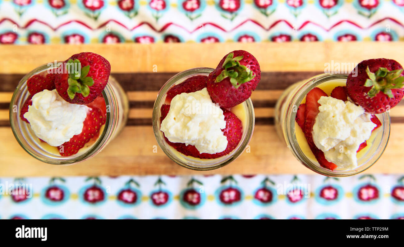 Vista aerea del parfaits sul tavolo runner Foto Stock