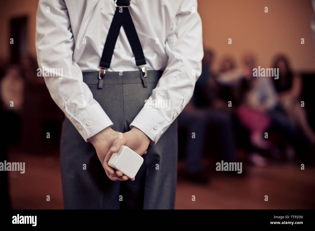 Vista posteriore del pageboy tenuta anello di nozze box nella cerimonia Foto Stock