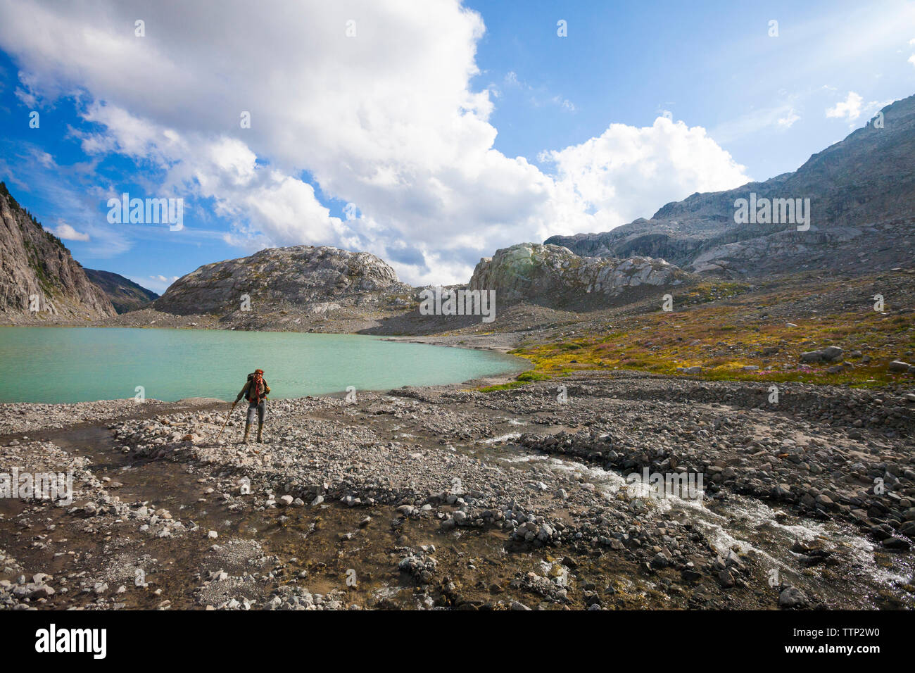 Per tutta la lunghezza di un escursionista in piedi sul lungolago a Garibaldi Parco Provinciale contro sky Foto Stock