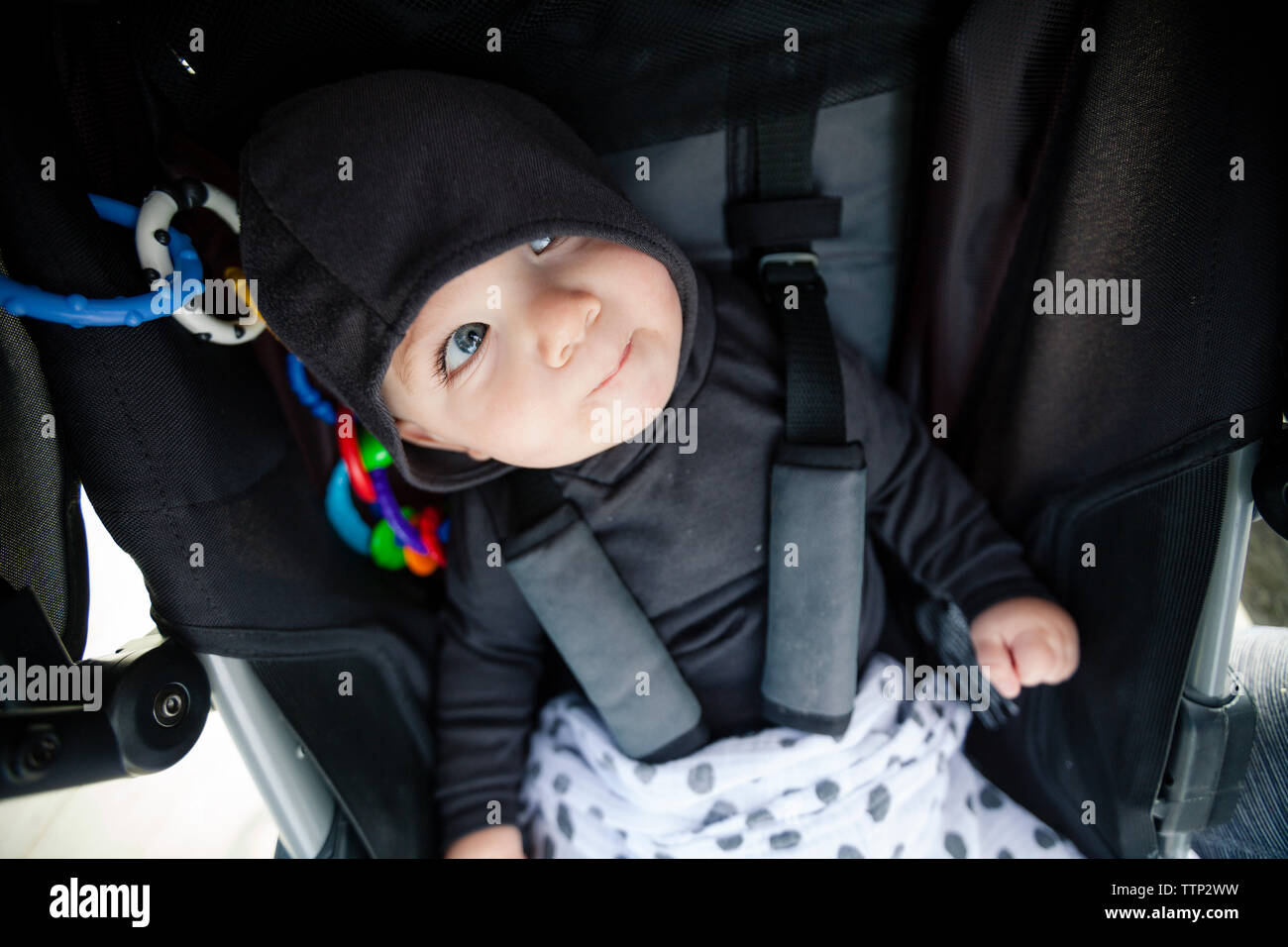 Angolo di alta vista del bambino seduto nel passeggino Foto Stock