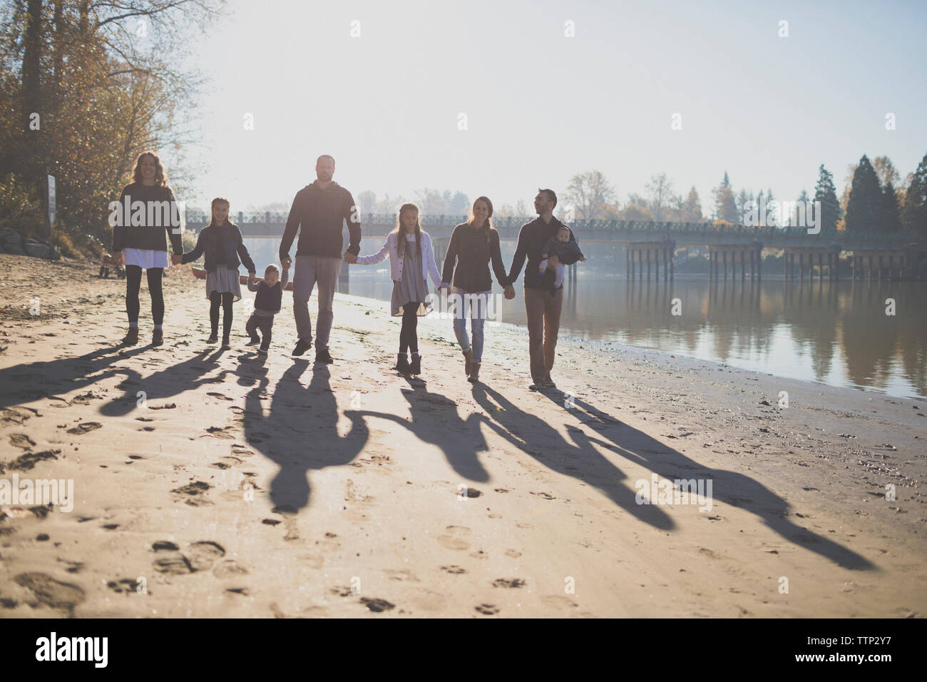 La famiglia felice tenendo le mani mentre si cammina a Brae Isola Parco Regionale Foto Stock