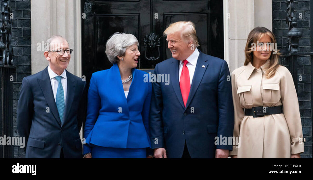 THERESA MAGGIO Primo Ministro britannico al di fuori n. 10 di Downing Street con il marito Filippo e a destra il presidente statunitense Donald Trump con Melania Trump nel giugno 2019. Foto: Casa Bianca Foto Stock