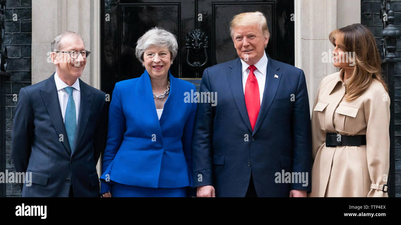 THERESA MAGGIO Primo Ministro britannico al di fuori n. 10 di Downing Street con il marito Filippo e a destra il presidente statunitense Donald Trump con Melania Trump nel giugno 2019. Foto: Casa Bianca Foto Stock