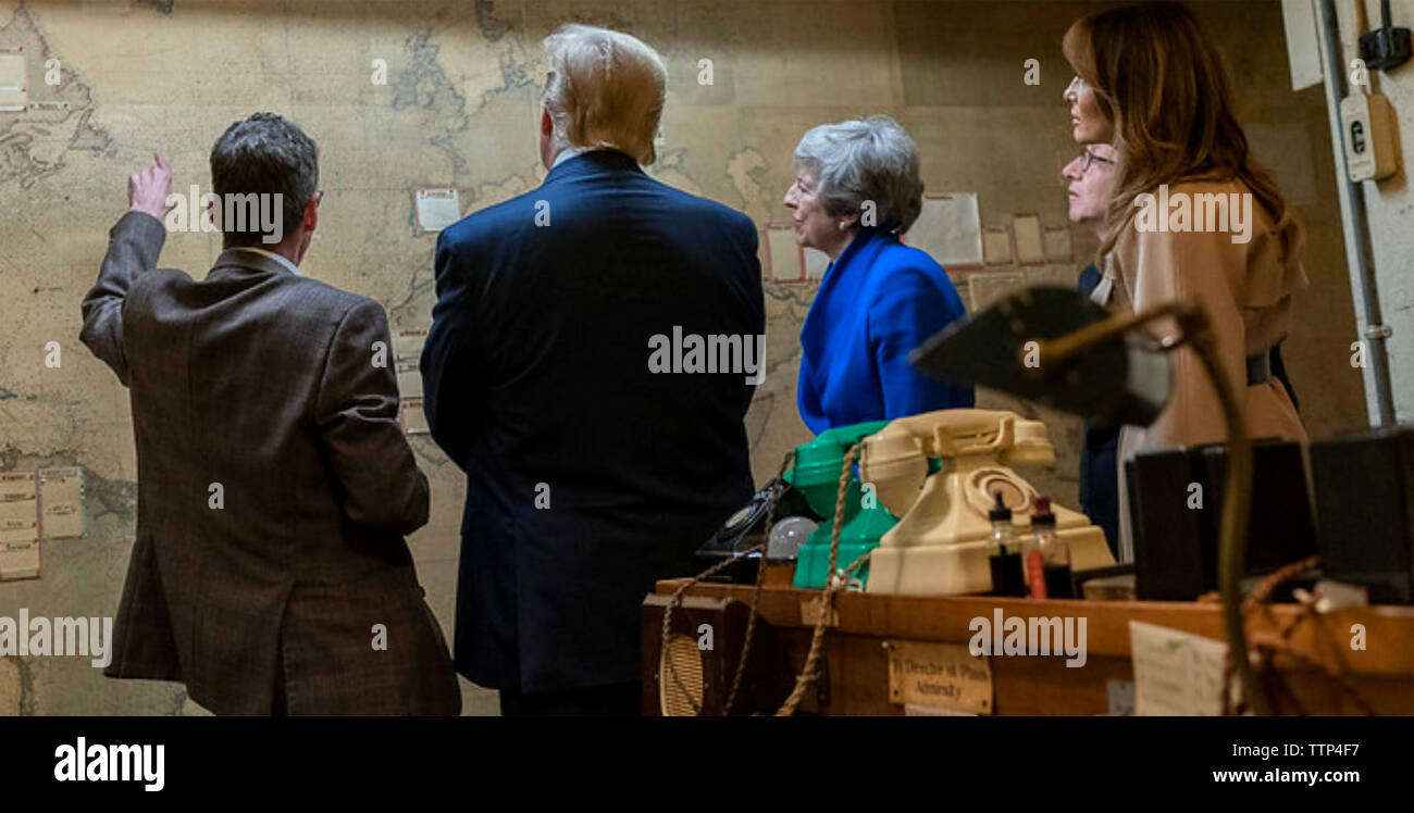 Il presidente statunitense Donald Trump visiti la Seconda Guerra Mondiale le operazioni in camera Whitehall con il Primo Ministro britannico Theresa Maggio. Melania Trmup a destra. Foto: Casa Bianca Foto Stock