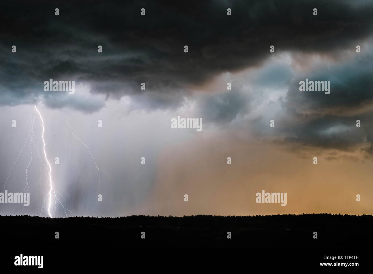 Vista panoramica della tempesta un fulmine sul paesaggio Foto Stock
