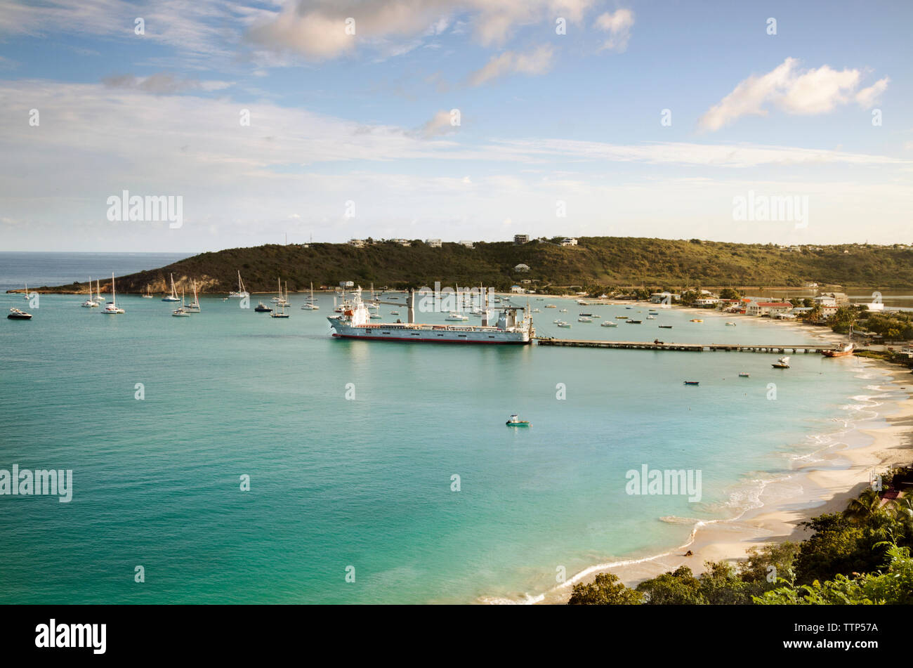 Vista di Anguilla porta sul mare dei Caraibi contro sky Foto Stock