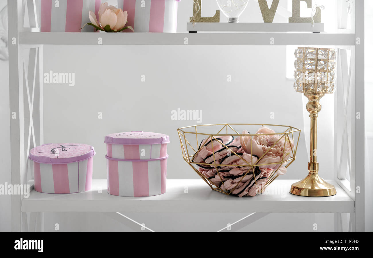 A strisce rosa doni di scatole con golden home accessori con filo d'oro bianco basketon ripiano Foto Stock