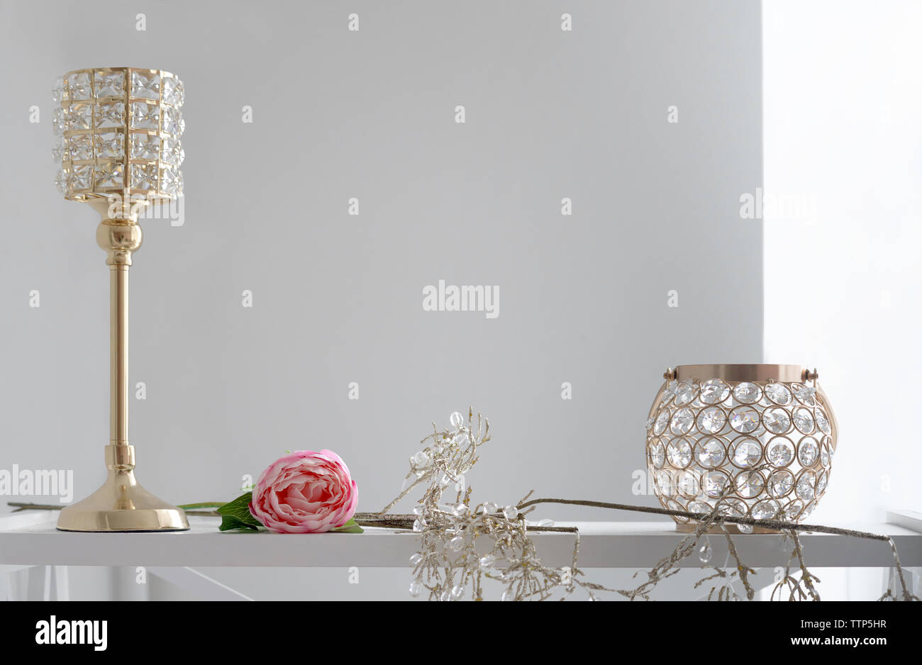 Golden e il cristallo portacandele - Golden home accessori sul bianco ripiano in legno Foto Stock