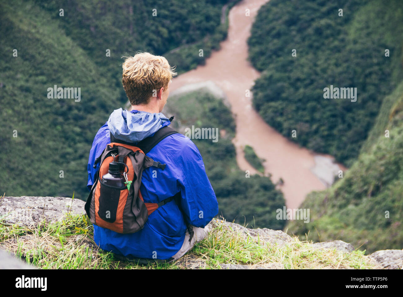 Vista posteriore di un escursionista seduti sulla montagna Foto Stock