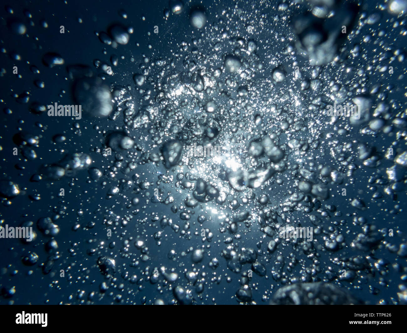 Vista aerea di bolle sulla superficie del mare Foto Stock